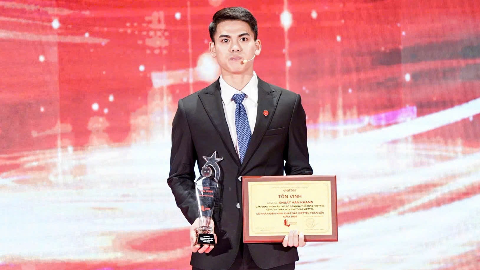 Tiền vệ Khuất Văn Khang lọt top 10 cá nhân xuất sắc nhất Viettel toàn cầu