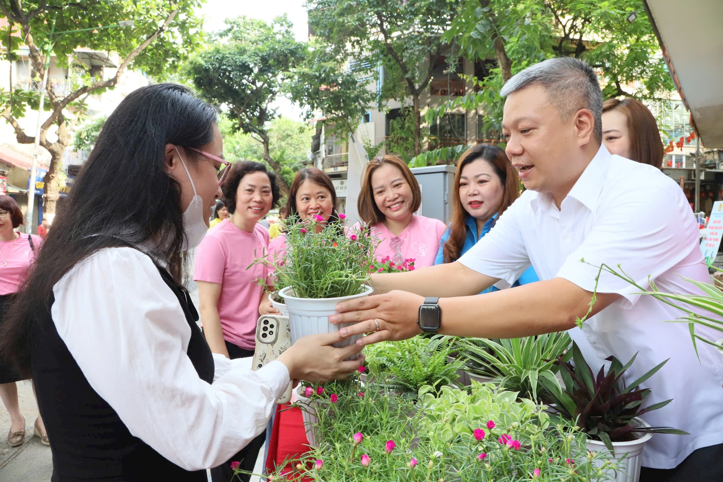 Công đoàn viên phường Hoàn Kiếm nhiệt tình hưởng ứng "Ngày thứ 7 xanh"