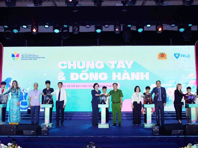 Bảo vệ và hỗ trợ trẻ em phát triển trên môi trường mạng