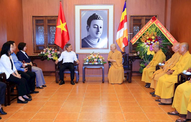 Chủ tịch UBND TP Hà Nội Vũ Đại Thắng thăm, chúc mừng Đại lễ Phật đản