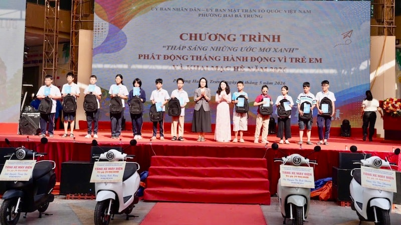 Phường Hai Bà Trưng tặng xe máy điện và quà cho gia đình, trẻ em có hoàn cảnh khó khăn