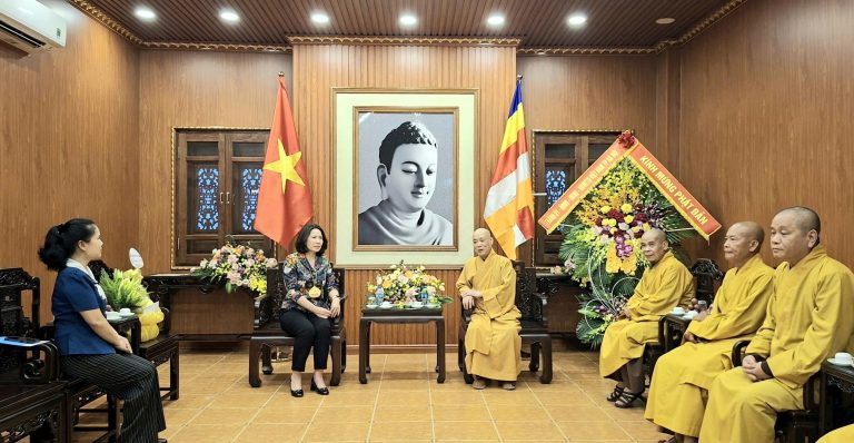 Hội Phụ nữ Hà Nội thăm, chúc mừng Đại lễ Phật đản Phật lịch 2570