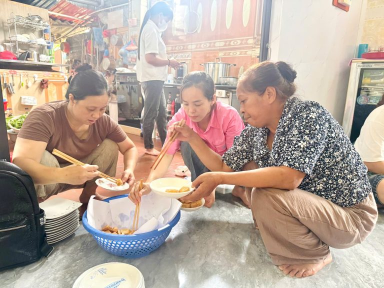 Ấm lòng những mâm cơm nghĩa tình tiếp sức sĩ tử vùng quê Đại Xuyên