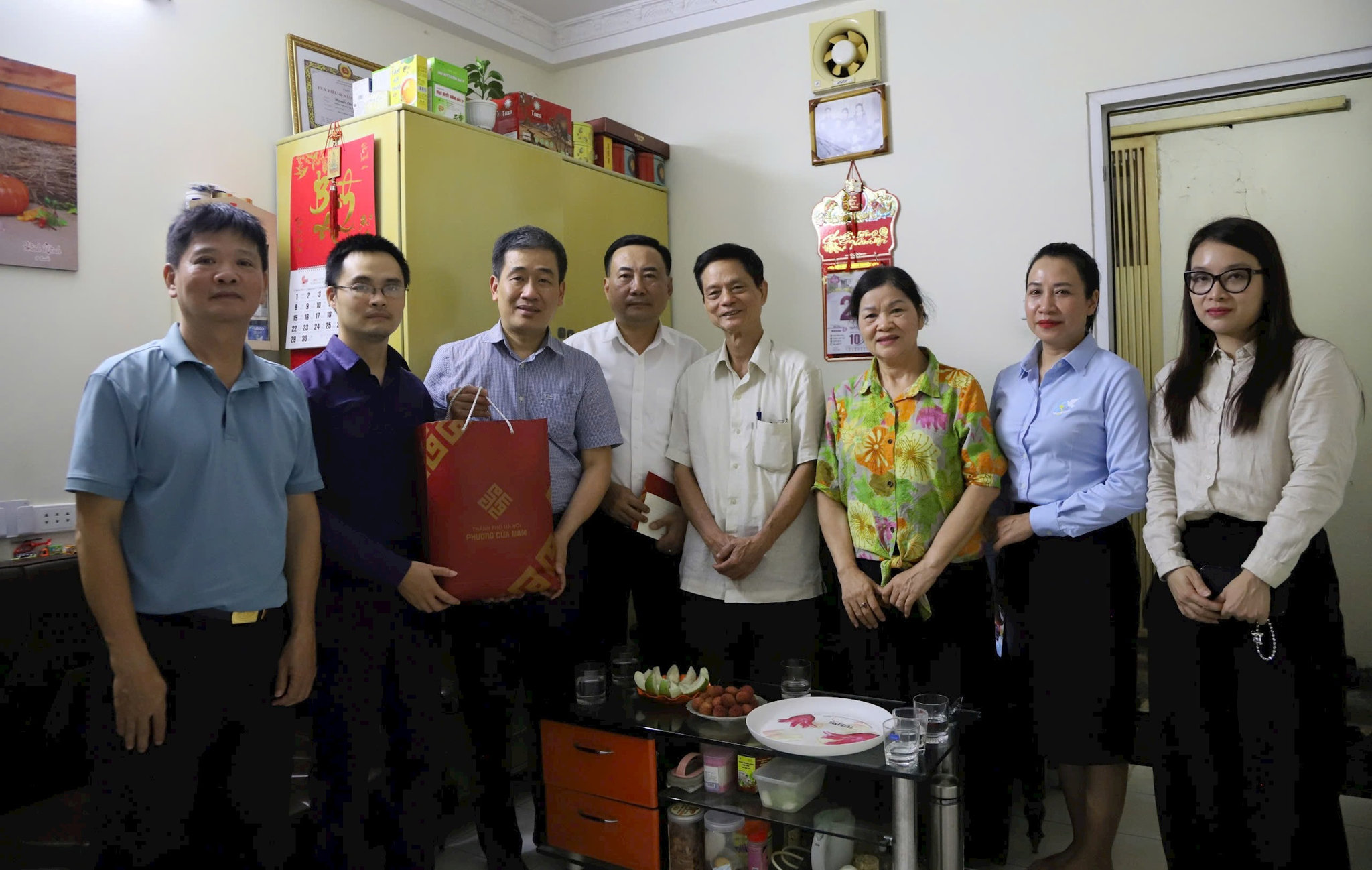 Phường Cửa Nam thăm, tặng quà trẻ em có hoàn cảnh đặc biệt khó khăn