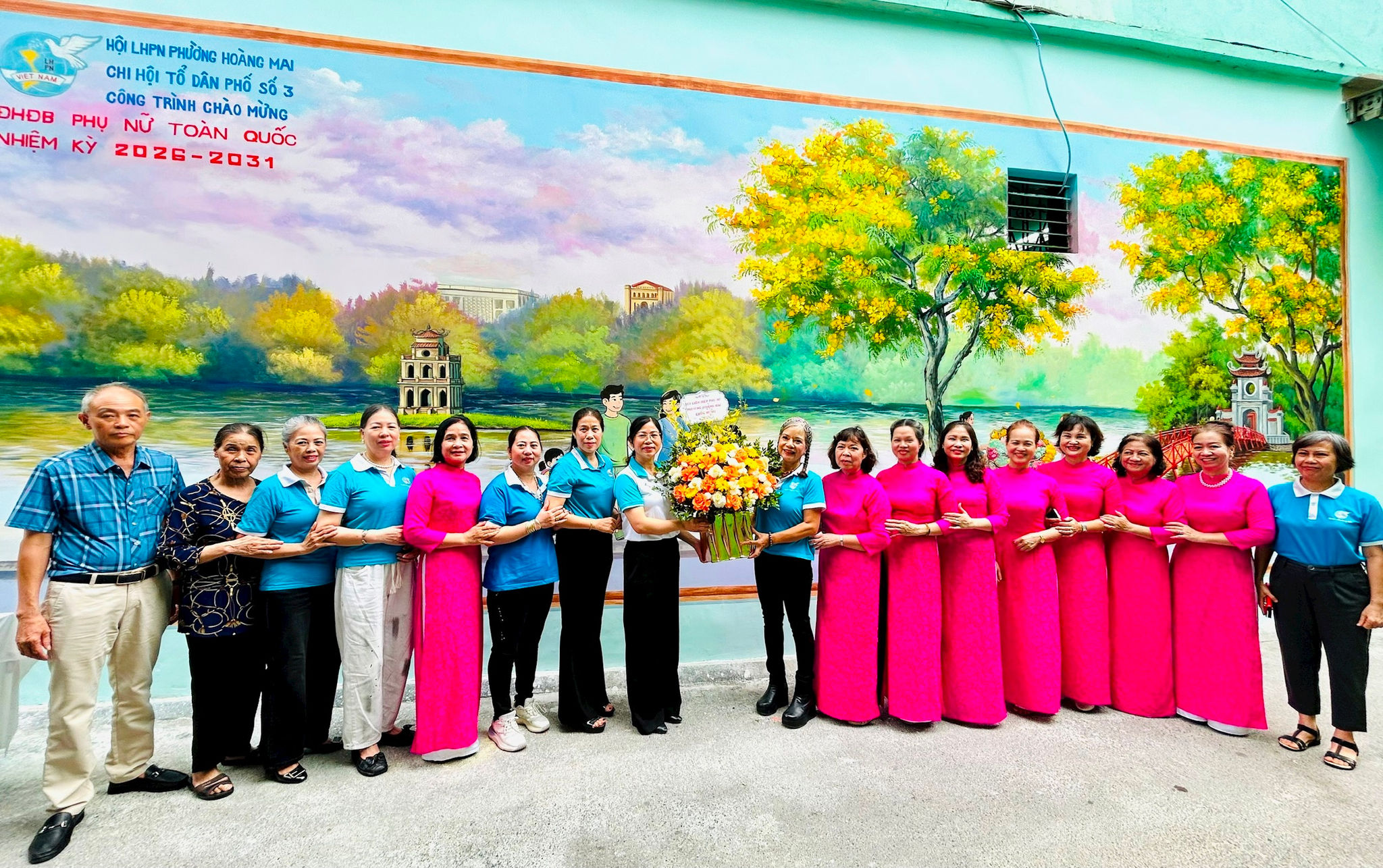Phụ nữ Hoàng Mai mang không gian Hồ Gươm tô điểm ngõ phố Trương Định