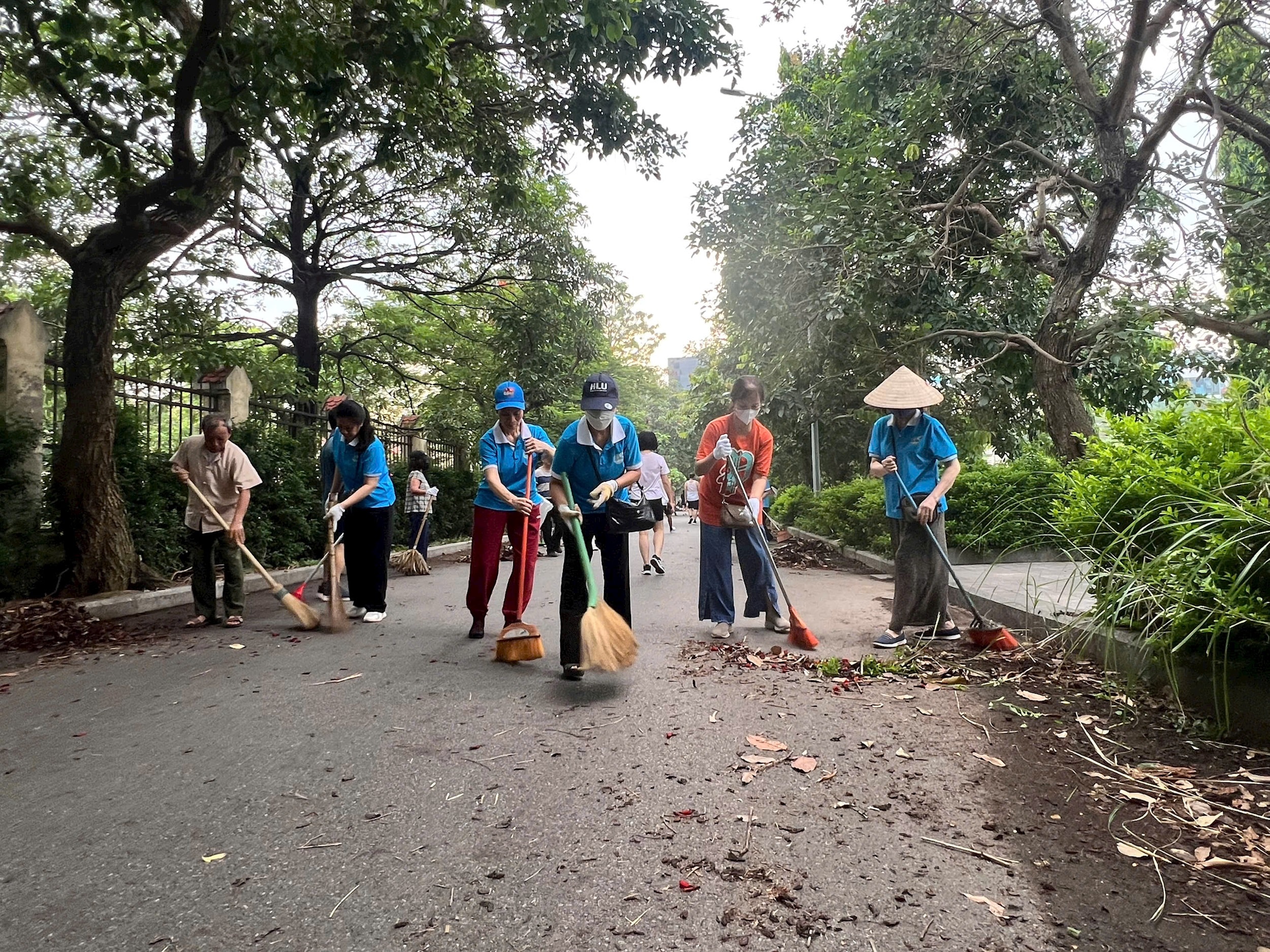 Phường Phú Diễn ra quân làm sạch môi trường
