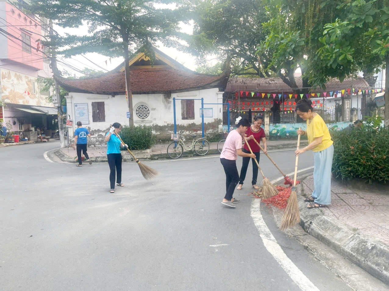 Xã Đan Phượng đồng loạt ra quân vệ sinh môi trường