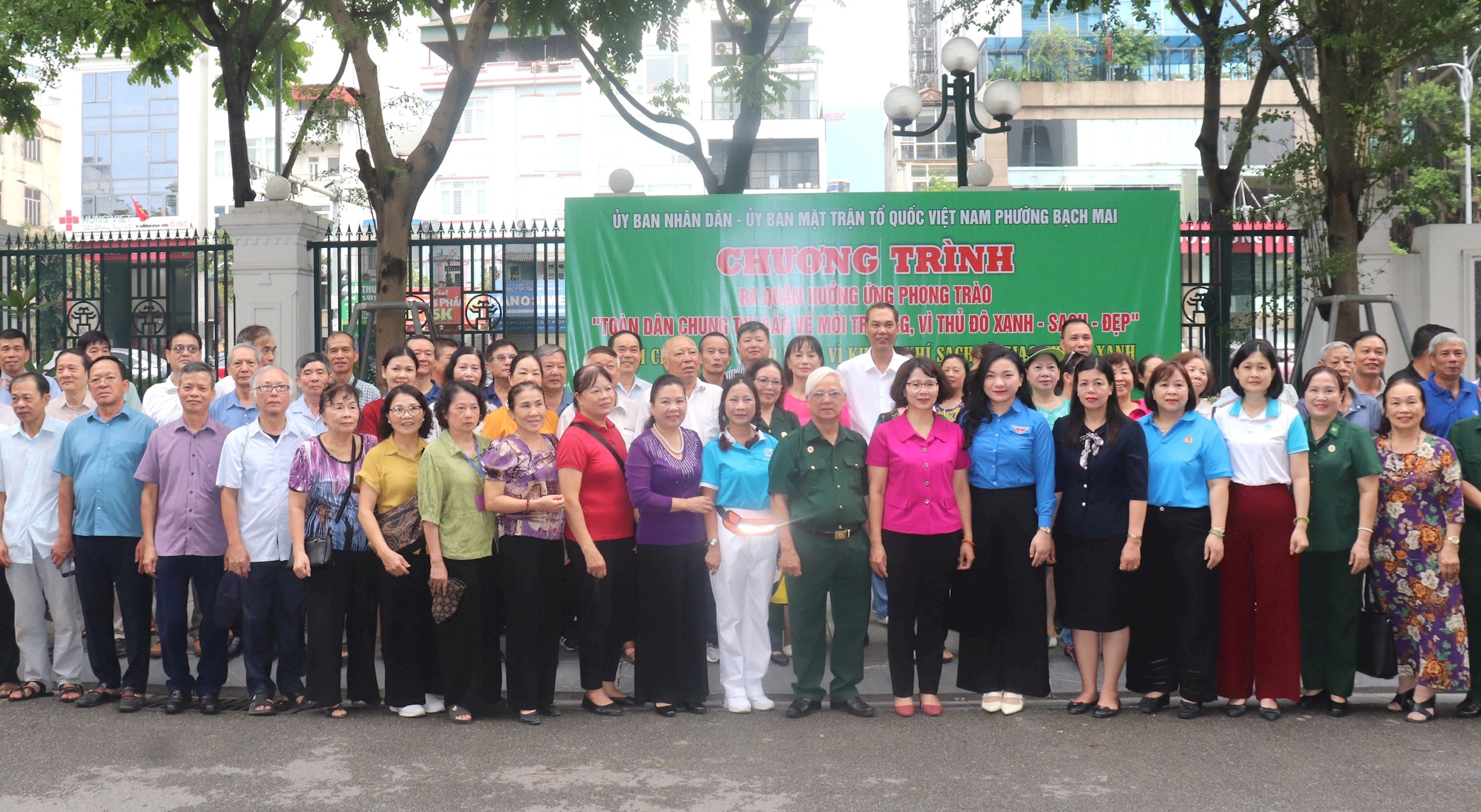 Phường Bạch Mai: Cán bộ, người dân chung tay vì môi trường sáng, xanh, sạch, đẹp