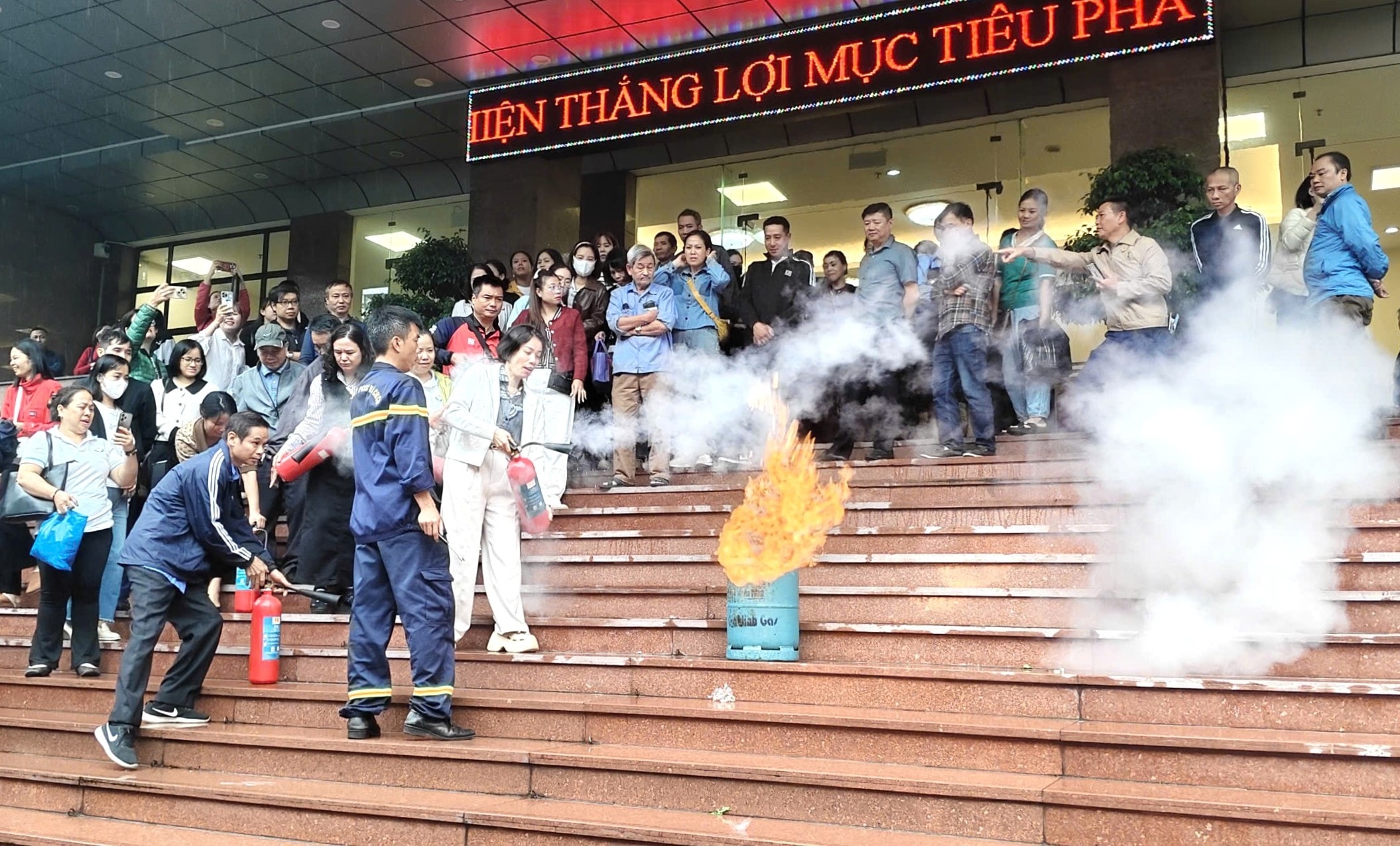 Phường Bạch Mai gỡ “điểm nghẽn” hạ tầng, phát huy hiệu quả “4 tại chỗ” trong phòng cháy, chữa cháy