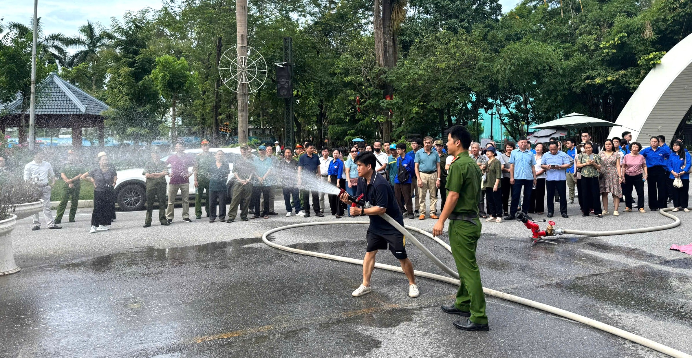 Gần 150 người tham gia trải nghiệm kỹ năng PCCC tại Bạch Mai