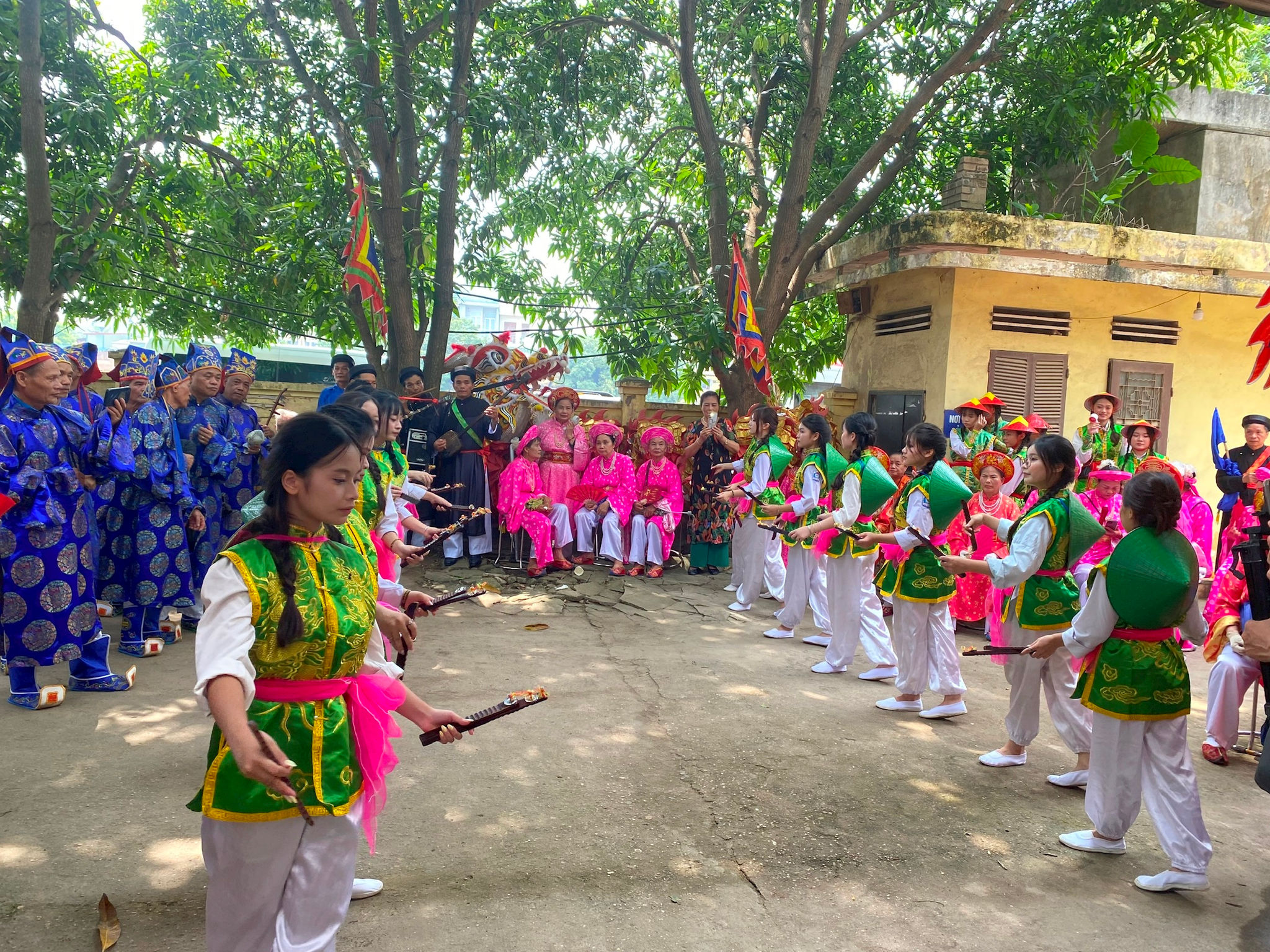 Sôi nổi Lễ hội tại ngôi đình cổ bên bờ sông Hồng