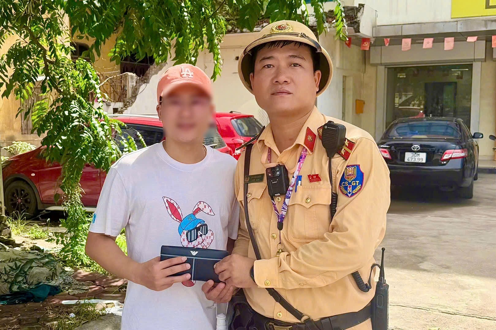 Hà Nội: Nhận lại gần 30 triệu đồng đánh rơi, người dân viết thư cảm ơn cảnh sát giao thông