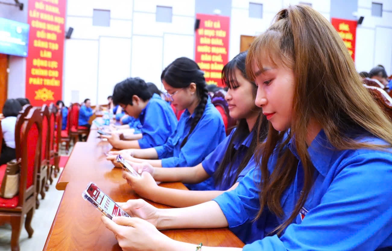 Tập huấn, hỗ trợ thực hiện dịch vụ công trực tuyến cho đoàn viên trên địa bàn xã Quang Minh