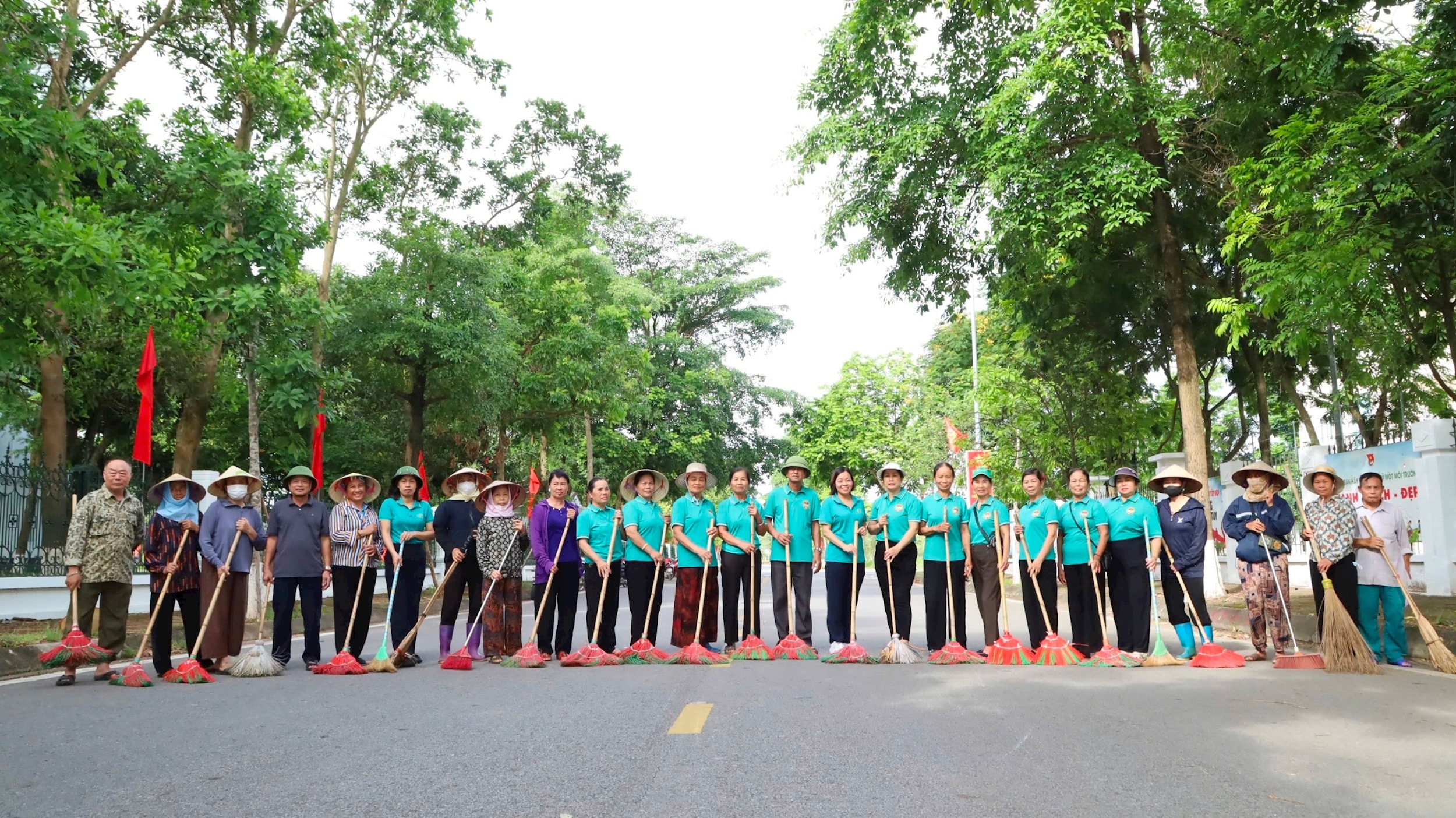 Xã Quang Minh ra quân hưởng ứng phong trào “Toàn dân chung tay bảo vệ môi trường, vì Thủ đô xanh - sạch - đẹp”
