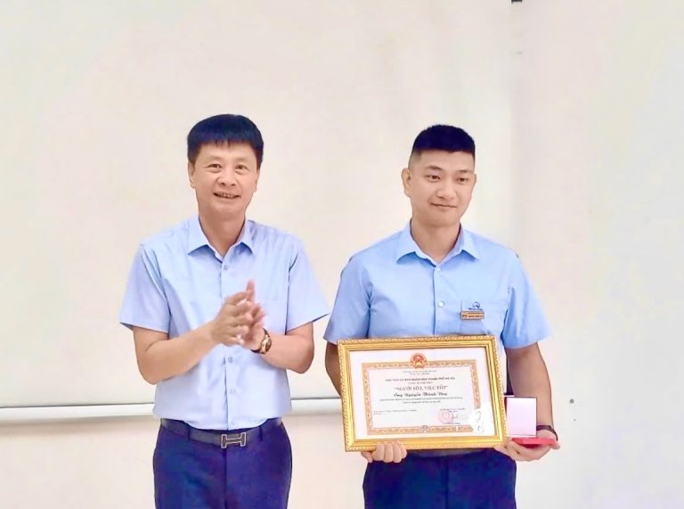 Trao tặng danh hiệu “Người tốt việc tốt” của Chủ tịch UBND thành phố Hà Nội cho nhân viên Hanoi Metro