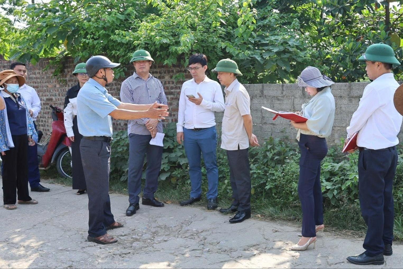 Thường trực HĐND xã Xuân Mai khảo sát hiện trạng các điểm nóng dân sinh bức xúc