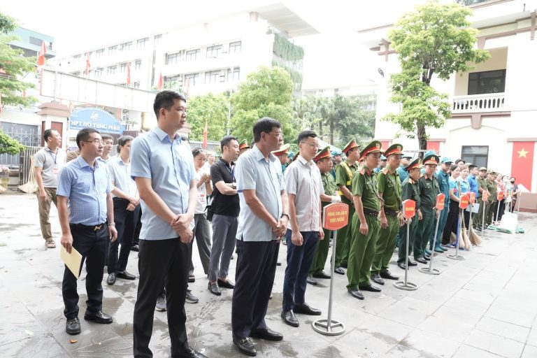 Phường Khương Đình ra quân tổng vệ sinh môi trường đường Vành đai 2,5
