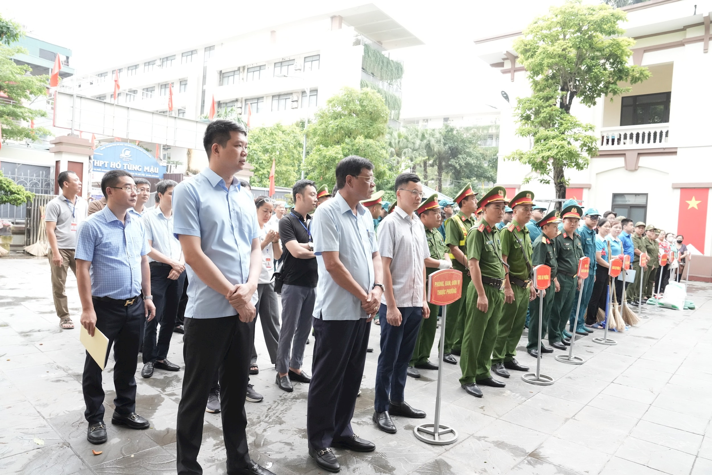 Phường Khương Đình ra quân tổng vệ sinh môi trường đường Vành đai 2,5
