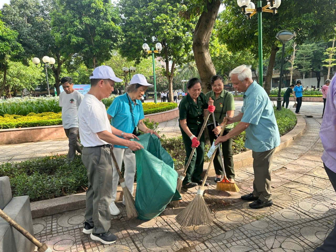 Người cao tuổi Thủ đô tiên phong vì một Hà Nội xanh - sạch - đẹp