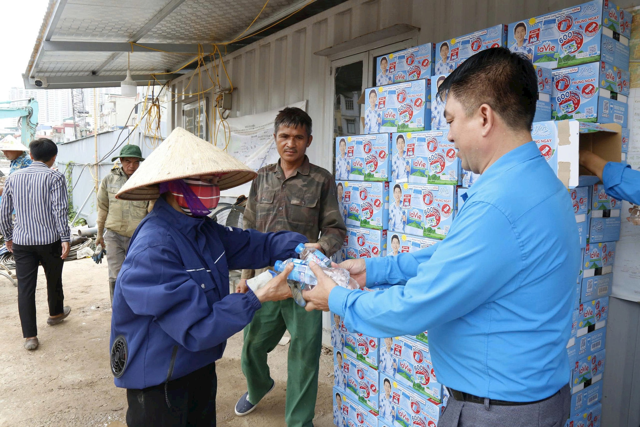 48.000 chai nước uống tiếp sức công nhân Thủ đô